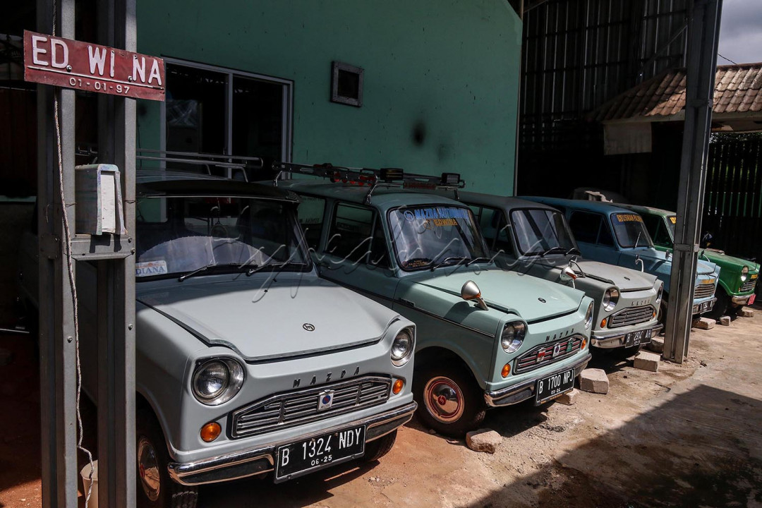 Mempunyai beragam koleksi mobil antik mungkin menjadi impian sebagian banyak orang. Tetapi jika kita berkunjung ke rumah Bei Budiono yang berada di Jelupang, Tangerang Selatan, Banten, kita akan terbawa ke masa lalu dengan banyaknya koleksi yang dimiliki oleh pria yang akrab disapa pakde itu.