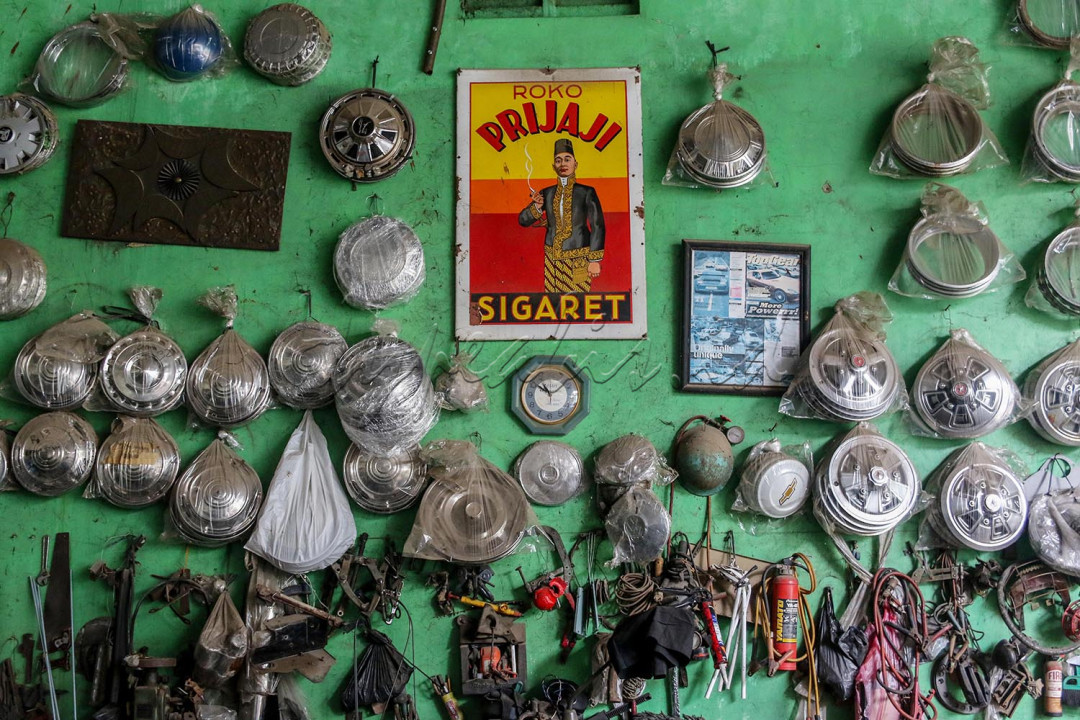 Saat kita mulai memasuki halaman rumahnya kita akan melihat beragam koleksi miliki pakde. Rumah yang telah ditinggalinya sejak tahun 90an itu biasa disebut sebagai Rumah Hobby Pakde Bei Budiono. "Rumah saya ini rumah hobby karena saya menyimpan koleksi mobil serta merawatnya dengan kesenangan dan karena hobi" ujar pria asal kota Solo itu.