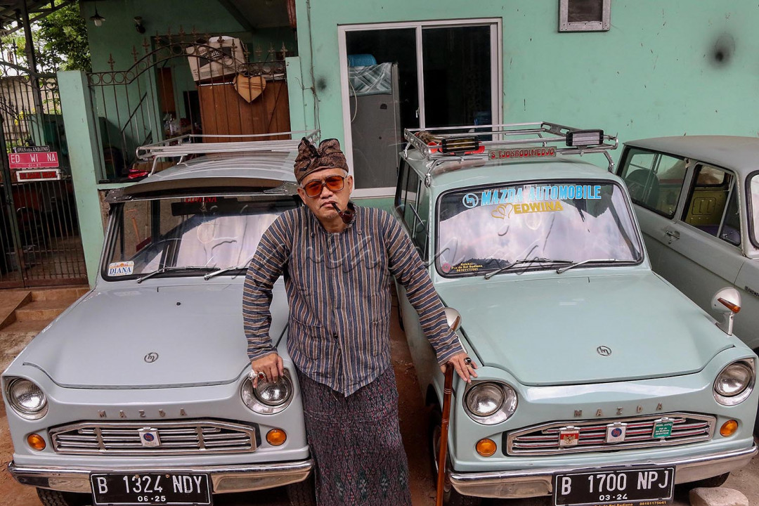 Dirinya pun bercerita bahwa telah memiliki mobil sejak masih SMP dengan ditukar sepeda "mobil pertama yang saya punya waktu SMP itu Mazda Kotak B600 yang saya tukar dengan sepeda" Cerita Pakde.<br />
<br />
Sejak pensiun di awal tahun 2000, dirinya mulai mengumpulkan mobil antik itu. Saat ini dirinya telah memiliki sekitar 50an mobil antik mulai dari Toyota Corolla, Corona, Hardtop, Volkwagen, Citroen Diane, mazda f1000 hingga Mazda B600.