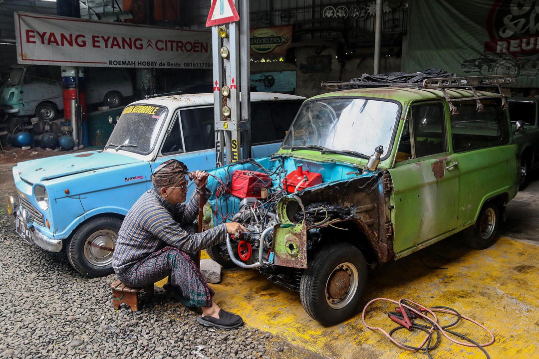 Menjaga penampilan koleksi apiknya, Pak de Bei juga harus menjaga originalitas koleksinya. Nah, originalitas inilah yang sebetulnya menjadi tantangan. "Aliran saya itu original, jadi mobil-mobil yang saya punya itu harus ori. Hingga baut-bautnya pun harus ori" Ujarnya.