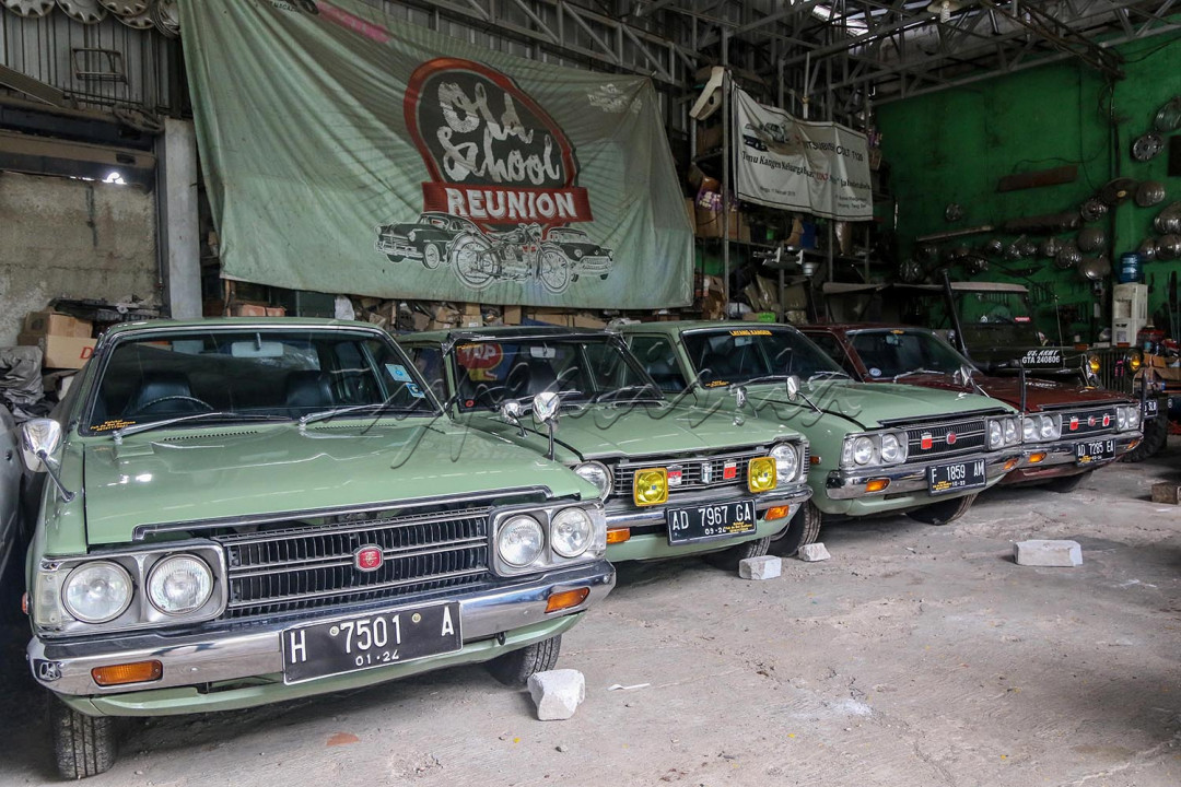 <br />
Cara merawat mobil klasik sebenarnya tidaklah sulit. Menurunya hanya perlu runtin memperhatikan kondisi mobil tersebut, maka mobil akan selalu dalam kondisi prima walau jarang digunakan. Maka tidak heran jika kita datang berkunjung ke rumahnya akan menemui cantiknya mobil-mobil antik dirumah pakde. "Asal ada kemauan dan ada rasa suka pasti bisa melakukan perawatan" ujar pakde<br />
<br />
Mobil antik memang akan tetap dihati bagi penikmatnya, tak akan pernah mati makan zaman. Terbukti hingga kini masih banyak orang yang mempunyai hobi mengumpulkan mobil itu untuk sekedar mengoleksi atau bernostalgia dengan kenangan di masa lalu melalui mobil antik.