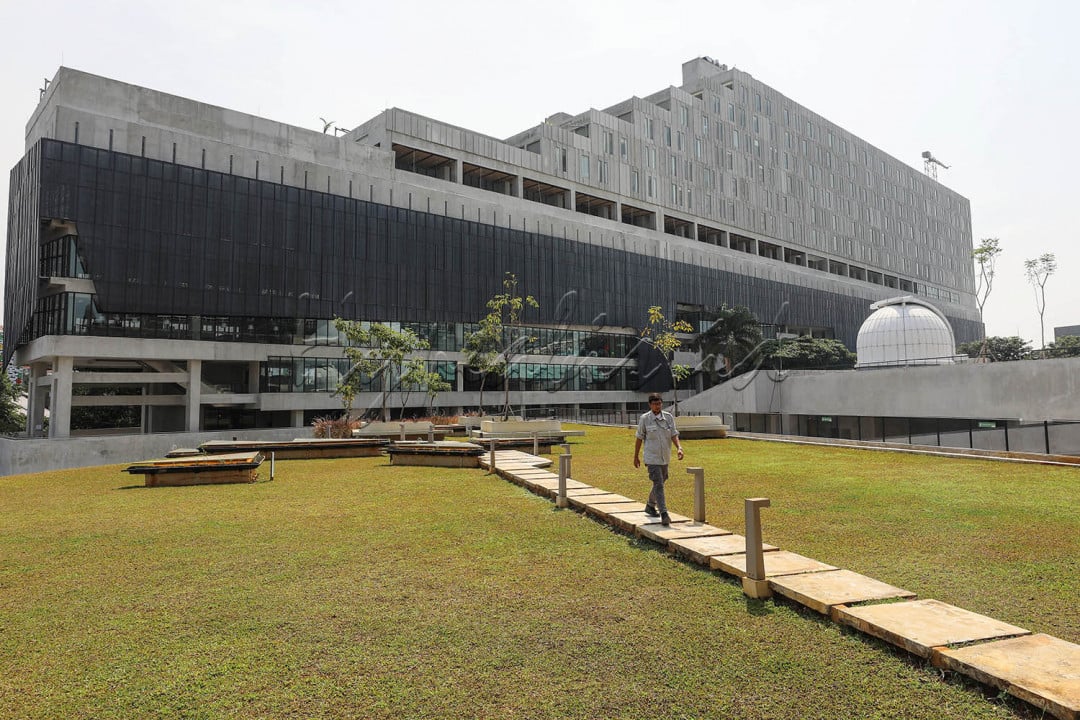 Pegawai beraktivitas di area gedung panjang kawasan Proyek revitalisasi pusat kesenian Jakarta Taman Ismail Marzuki (TIM) Tahap I di Jakarta.<br />
