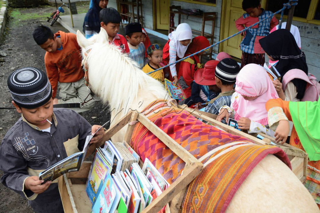 Layaknya perpustakaan keliling, buku-buku itu dipinjamkan kepada anak-anak dan masyarakat hingga ke sekolah secara gratis. 