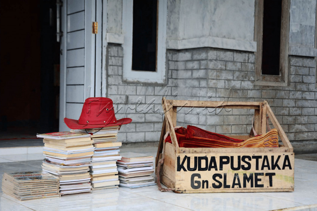 Luna diajak Ridwan Sururi untuk mengedarkan buku-buku tersebut 3 kali dalam seminggu. 