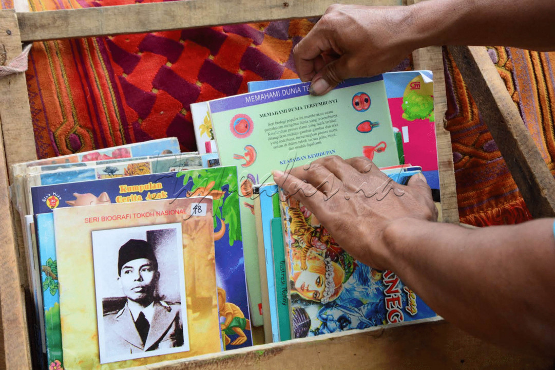 Kali ini Ridwan Sururi mengujungi sebuah tempat belajar mengaji yang berjarak sekitar 3 km dari rumahnya. Di sana, anak-anak sangat antusias menyambut Luna. Seketika buku-buku pun ludes dibaca dan dipinjam mereka. 