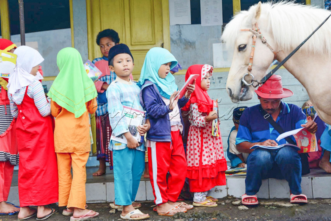 Apa yang dilakukan oleh Ridwan Sururi telah mengisnpirasi banyak orang. Berkatnya, warga di desa menjadi lebih antusias untuk membaca buku.
<div> </div>
<div> </div>