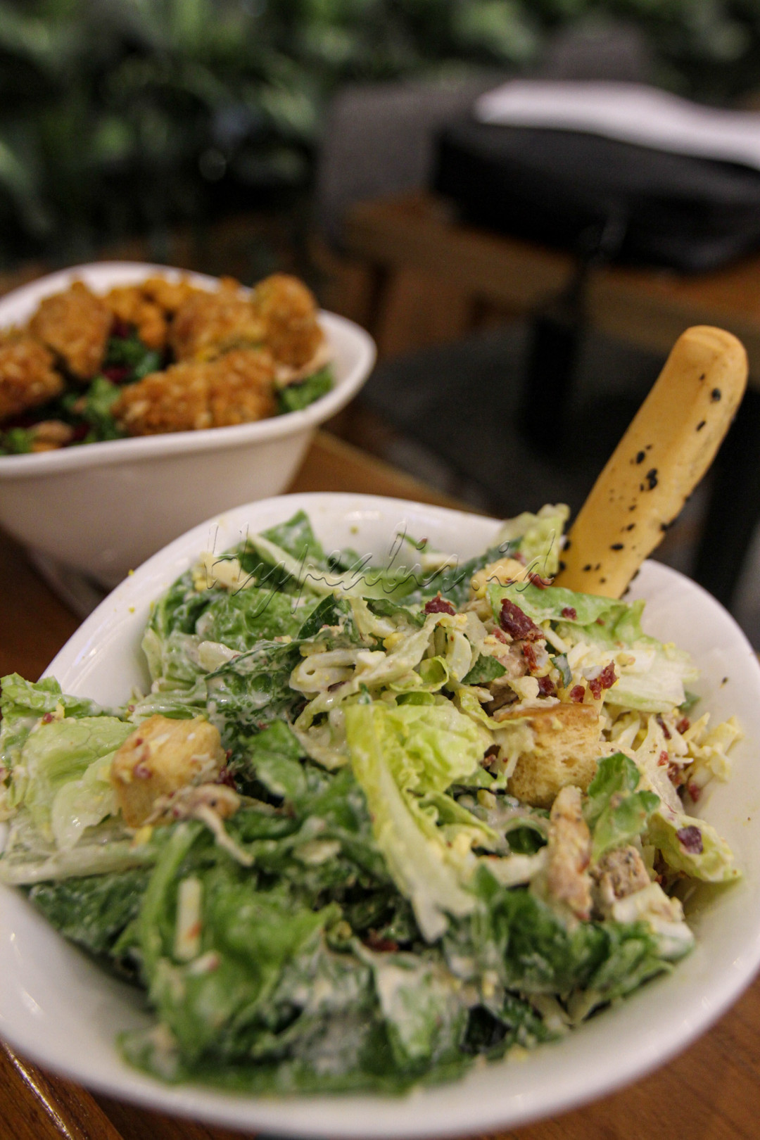 Saat ini budaya mengonsumsi makanan sehat semakin populer, khususnya setelah badai Pandemi Covid-19 melanda dunia. Salah satu makanan yang identik dengan kesehatan yaitu salad.