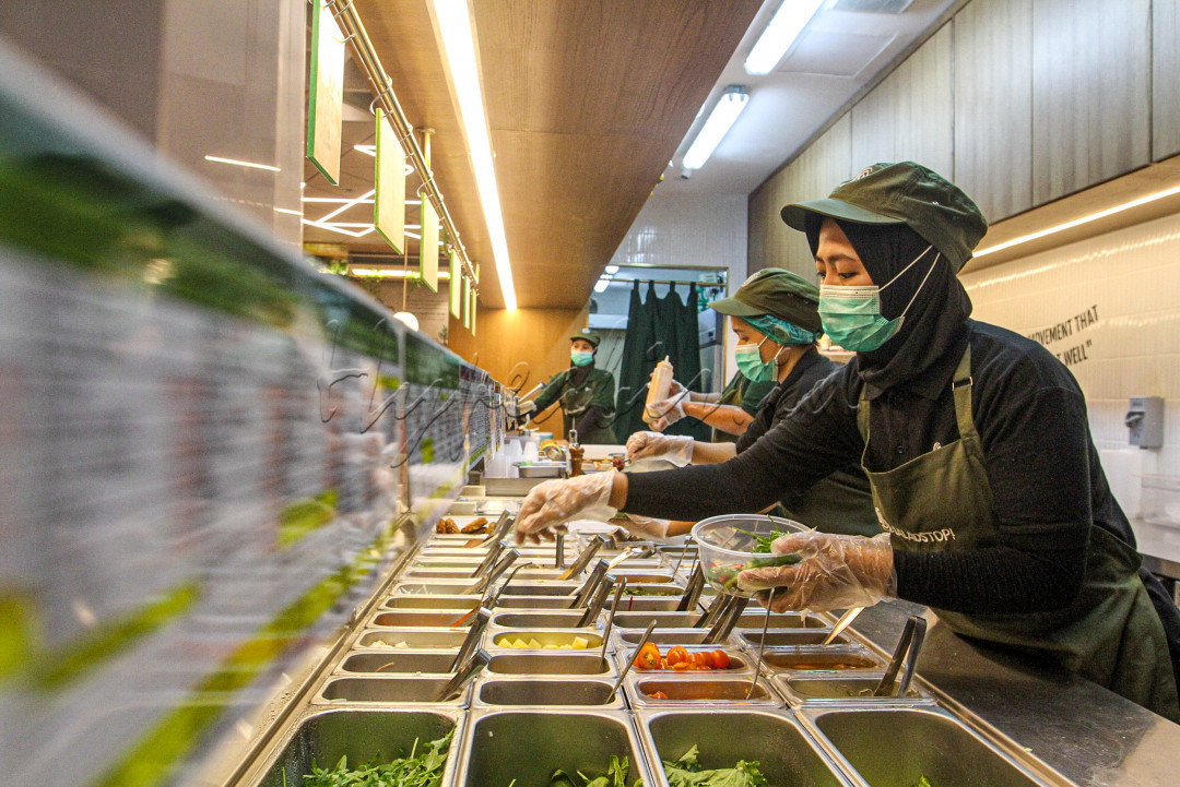 Salad awalnya hanya terdiri dari campuran sayur-sayuran segar dan buah dengan siraman saus tertentu. Seiring perkembangannya, salad dikreasikan dengan berbagai bahan lain seperti keju, buah, kacang-kacangan, biji-bijian, telur, daging ikan, sapi, atau unggas. Selain itu, pilihan sausnya pun kian beragam.