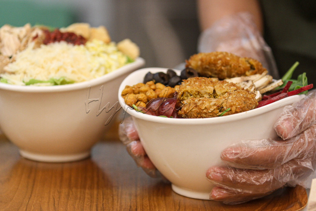 Jumlah porsi salad dapat ditingkatkan sesuai kebutuhan. Bahkan secara keilmuan komposisi bahan-bahannya dinyatakan dapat memenuhi kebutuhan gizi dan kalori tubuh tanpa harus mengonsumsi menu lain.