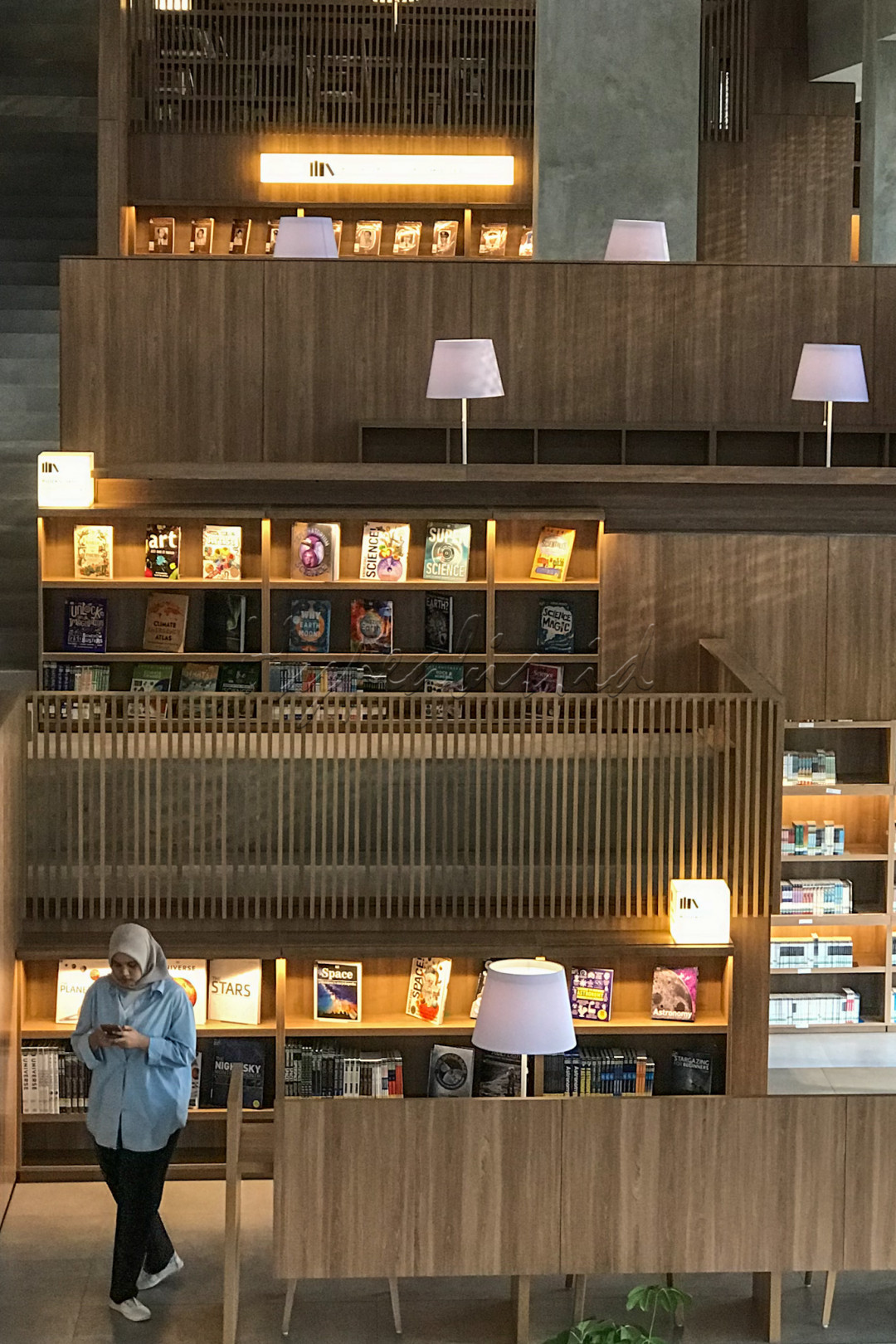 Pengunjung melihat koleksi buku di Perpustakaan Umum Daerah Provinsi DKI Jakarta, Taman Ismail Marzuki (TIM), Jakarta.<br />
<br />

