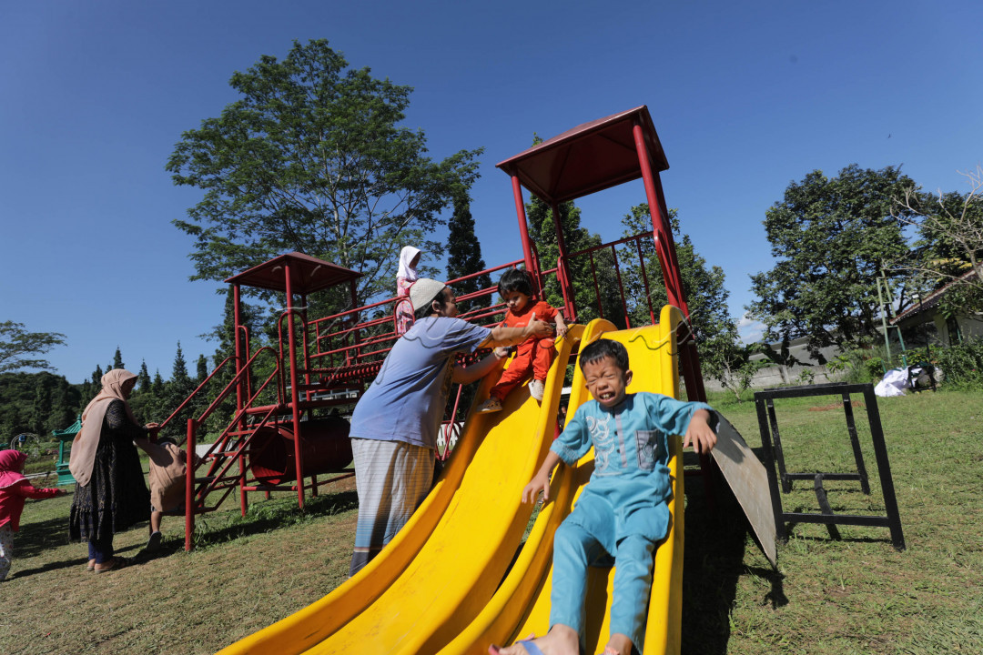 Selain belajar di alam, pengunjung juga dapat hangout di Le Gimutis Café disuguhi<em> scenery </em>gunung yang dapat memanjakan mata serta tidak lupa berbelanja buah tangan di <em>souvenir shop</em> yang menawarkan beragam <em>merchandise </em>berkonsep buah-buahan.