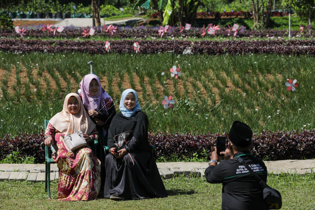 Adapun untuk mengunjungi taman ini, harga tiket berkisar dari Rp20.000 hingga Rp25.000.