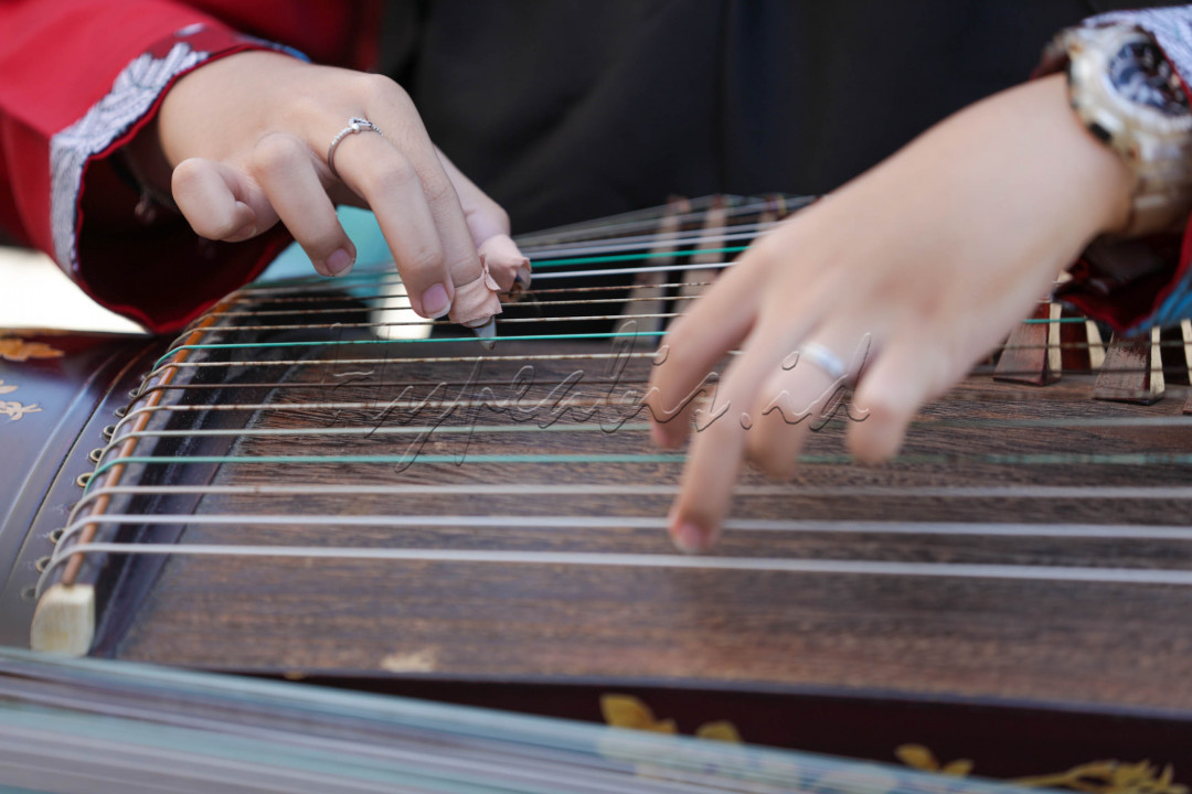 Tangan kanan pada umumnya digunakan untuk memainkan melodi, sedangkan tangan kiri digunakan untuk memainkan chord.