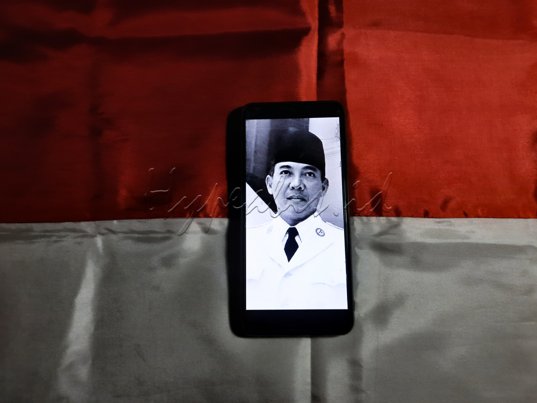Bung Karno dan Indonesia menjadi bagian tak terpisahkan. Disitu ada Bung Karno, di situ pula ada Indonesia. Kegigihan seorang Bung Karno dalam perjuangan bangsa menjadi teladan bagi masyarakat Indonesia untuk mempertahankan gagahnya negeri, Indonesia. 