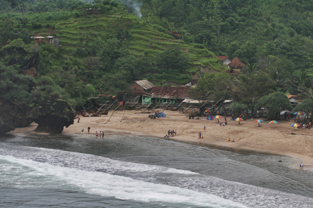Pantai ini menawarkan pemandangan alam yang luar biasa karena terletak diantara batuan besar dan pegunungan.<!--/data/user/0/com.samsung.android.app.notes/files/clipdata/clipdata_bodytext_220723_175755_502.sdocx-->