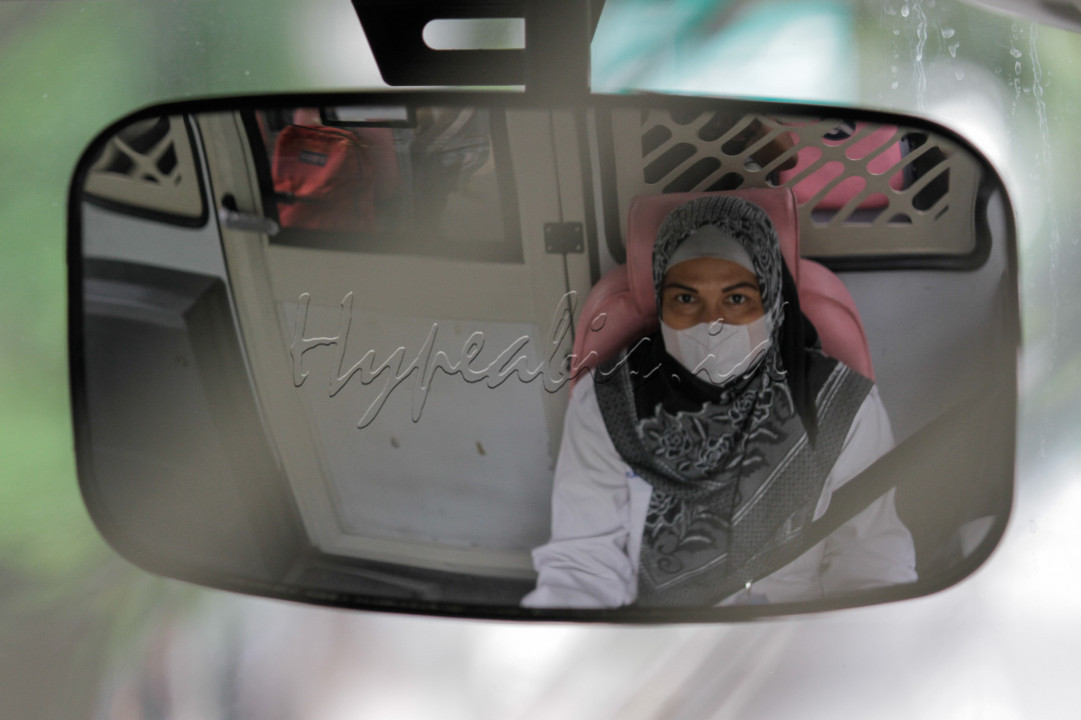 Bus bernuasa pink tersebut merupakan kendaraan umum yang diperuntukkan bagi penumpang khusus wanita.Yang tak kalah menarik adalah pengemudi bus ini merupakan seorang wanita. 