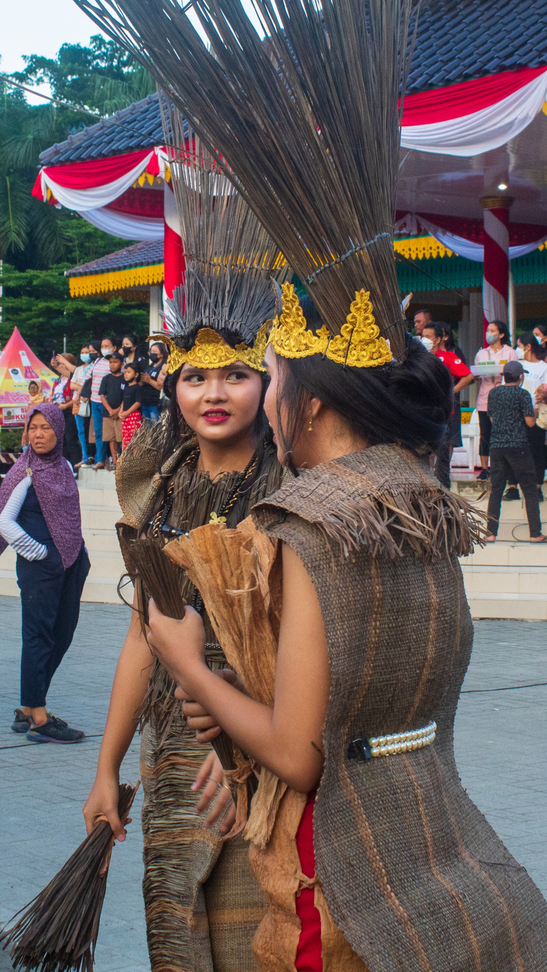 <div style="text-align: justify;">Indonesia menurut gue, pakaian-pakaian adatnya yang serba indah. Tak hanya itu, pakaian-pakaian adat Indonesia serba unik, karena mempunyai cerita tersendiri, baik asal daerah, warna maupun makna saat mereka menggunakan pakaian adat tersebut. Jadi, marilah kita melestarikan pakaian adat yang ada di Indonesia.</div>