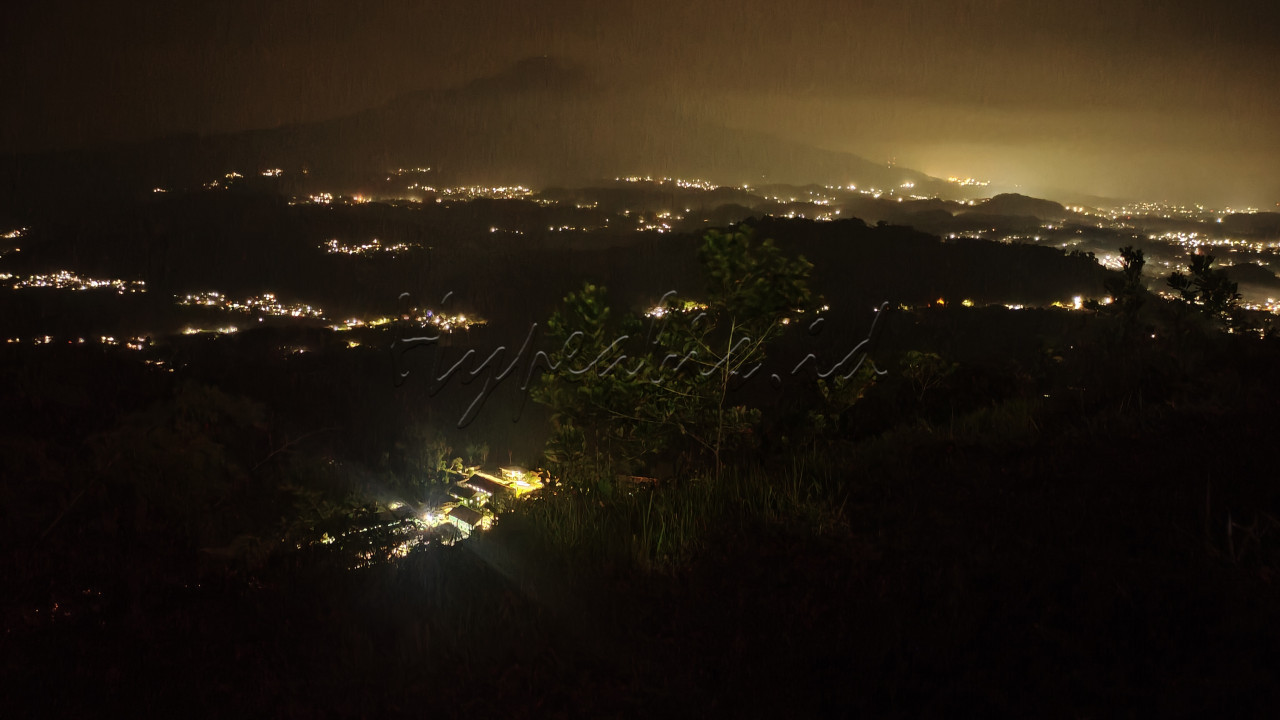 Indonesia menurut gw, yaitu negara yang bukan hanya punya keindahan di daerah perkotaannya,<br />
Indonesia juga punya keindahan di alam nya apalagi pada saat kita di atas bukit, seperti gambar di atas yang saya ambil di atas bukit yang berada di daerah Sumedang, Jawa Barat, tepatnya di Samalengoh<br />
<br />
Di Samalengoh juga kita bisa camping untuk melihat sunrise atau sunset, agar lebih dapat lagi keindahan yang dimiliki indonesia.