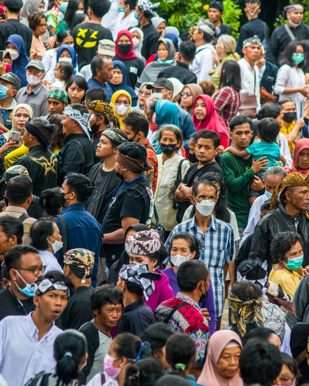 Foto ini diambil saat acara seren taun di Cigugur, kabupaten Kuningan, Jawa Barat. Masyarakat Cigugur dari berbagai kepercayaan dan kalangan ikut serta dalam acara seren taun.