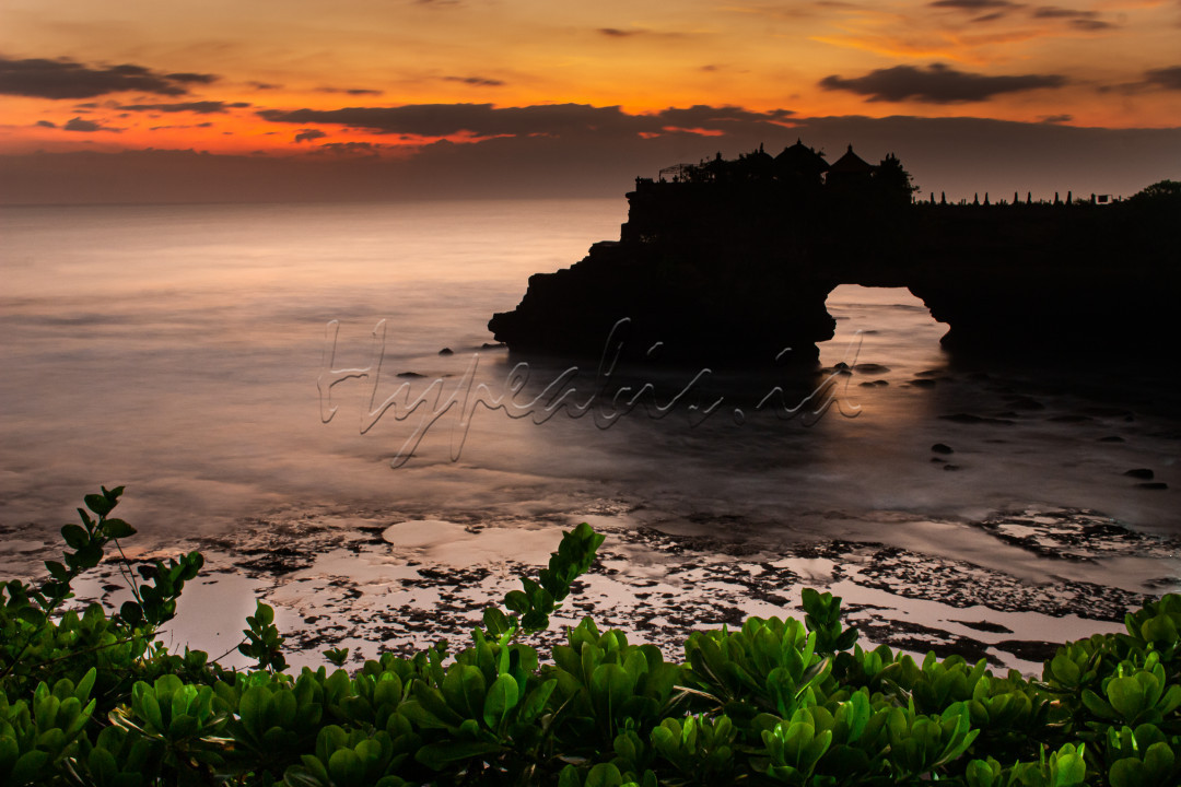 Keindahan siluet pura batu bolong di kala senja, Salah satu tempat persembahyangan bagi umat Hindu di daerah Bali, namun banyak juga wisatawan asing yang berkunjung ke pura Batu Bolong sehingga bisa juga menjadi destinasi wisata bagi kalian yang berkunjung ke Bali