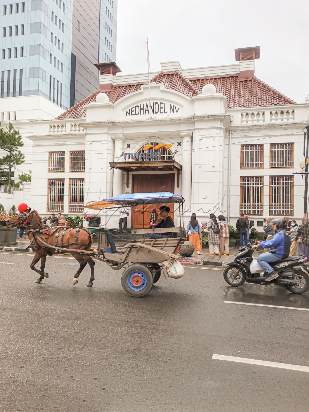 Siapa yang tidak kenal Bandung dengan beragam keindahannya, tentunya kota ini menjadi salah satu list yang wajjb dikunjungi para traveler.<br />
Salah satu yang melekat di kota Bandung adalah Jl. Asia Afrika dimana jalan ini menjadi pusat kota Bandung dan kerap kali menjadi tempat yang ramai dikunjungi oleh masyarakat Bandung maupun wisatawan yang berkunjung.<br />
Di tempat ini banyak ditemui berbagai sarana transportasi untuk berkeliling Bandung mulai dari bandros, damri, maupun delman yang menjadikan kota ini kental akan ragam pesonanya.