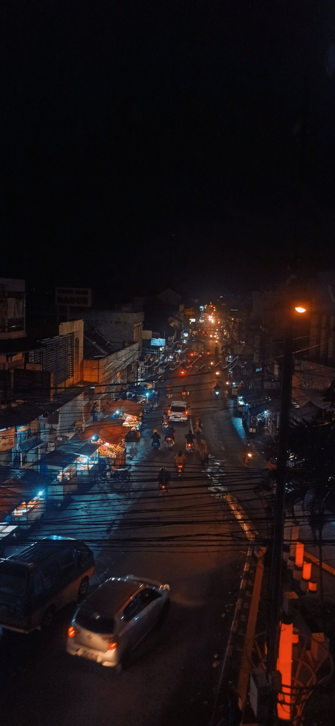 Sudah tidak asing lagi ketika disebuah jalan terdapat pedagang kaki lima yang berjualan dan juga pengendara , ini diambil ketika malam hari yang terlihat lalu lintas sangat sepi namun jika pagi hari jalanan ini dipadati berbagai macam kendaraan.
