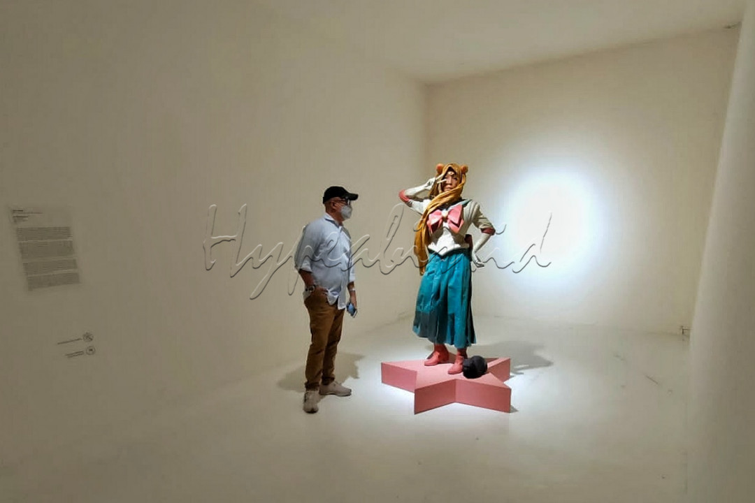 Pengunjung mengamati karya yang dipamerkan pada Gelaran ArtJog 2022 bertajuk "Expanding Awareness" di Jogja National Museum (JNM), Yogyakarta.