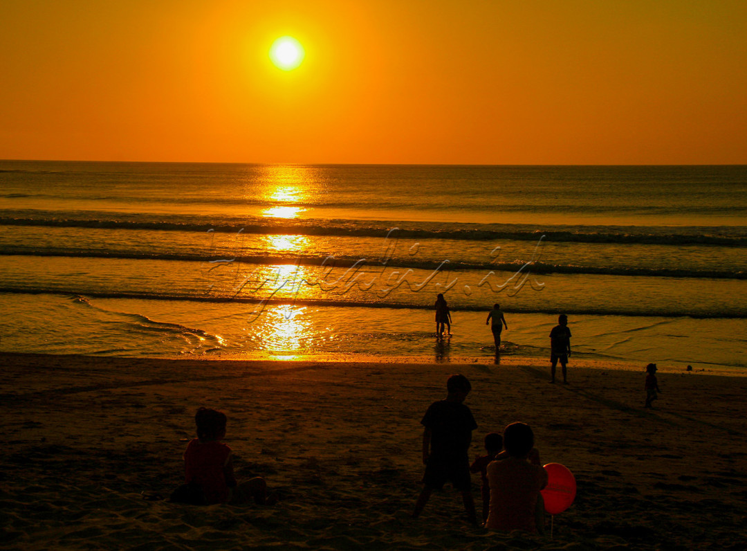 Sejumlah pantai di Bali memang mempunyai sunset yang menawan, salah satunya adalah Pantai Kuta.