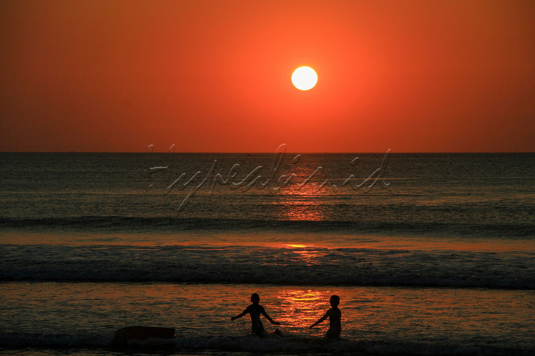 Pantai Kuta menjadi objek wisata alam yang menarik dan indah serta ramai dikunjungi wisatawan baik lokal maupun mancanegara.