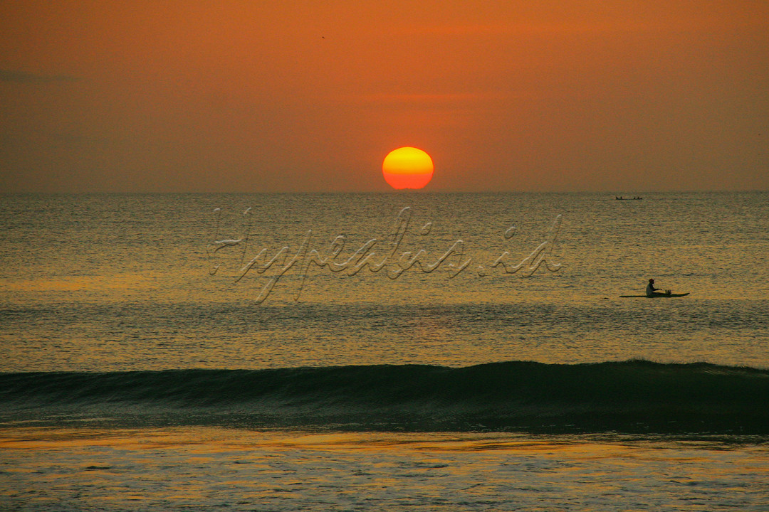 Bagi penikmat senja, Pantai Kuta menjadi salah satu pilihan yang menarik di Pulau Bali.<br />
