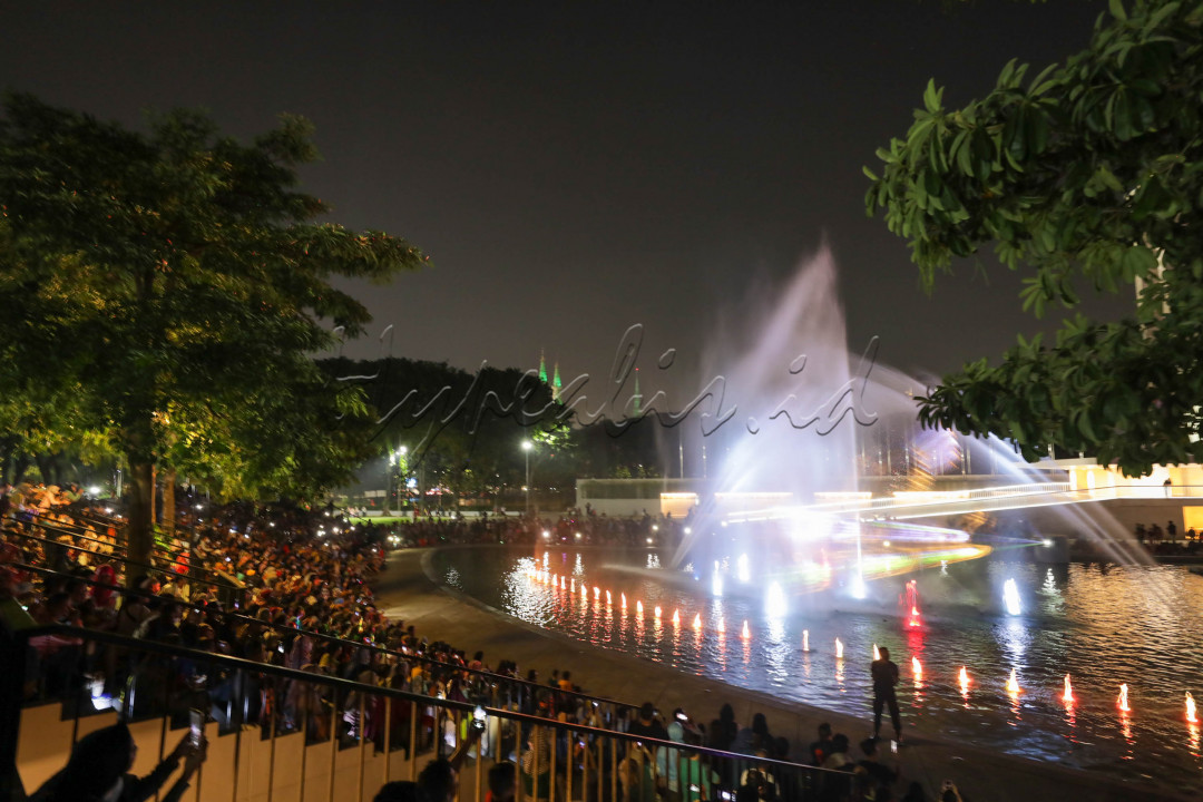 Salah satu objek wisata menarik di Ibu Kota yakni Air Mancur Menari yang berada di Lapangan Banteng, Jakarta Pusat, kini kembali dibuka. Setelah ditutup selama dua tahun pada pandemi Covid-19, Air Mancur Menari kini kembali dioperasikan setiap akhir pekan.