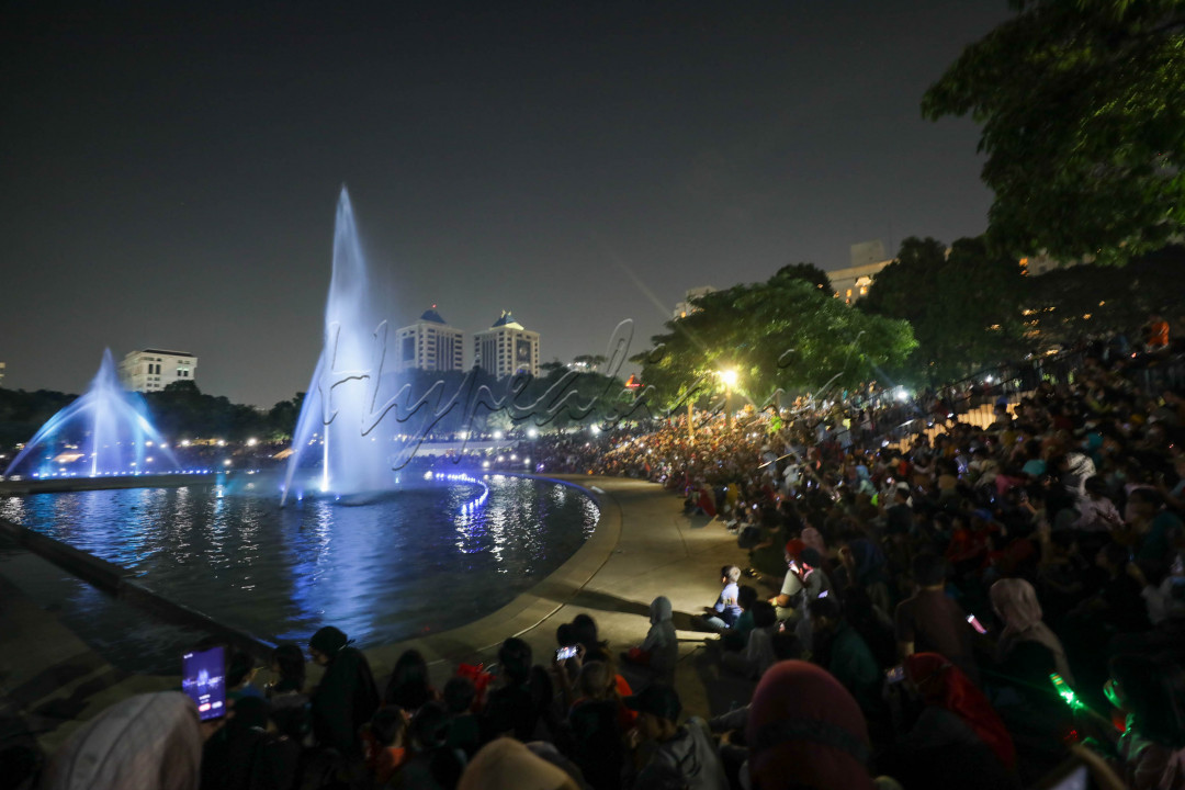 Untuk masuk ke Taman Lapangan Banteng dan menyaksikan pertunjukan ini tidak dipungut biaya alias gratis.