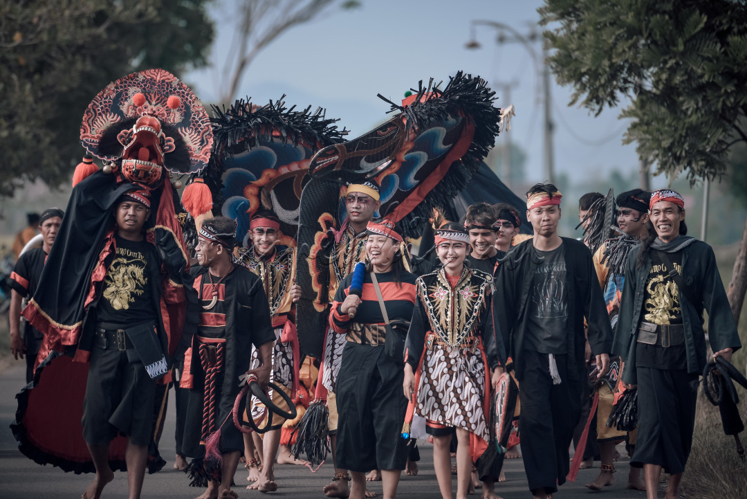 Para Seniman Jaran Thek berjalan menuju lokasi pertunjukan di salah satu lapangan Desa di Ponorogo. Selain Reog Ponorogo juga memiliki kesenian yang serupa tapi tak sama dengan Reog yaitu Jaran Thek. Jaran Thek adalah kesenian Kuda Lumping yang asli dari Ponorogo, Disebut Thek karena menghasilkan suara “Thek” dari suara Topeng Barongan yang berbenturan antara rahang bawah dan atas.