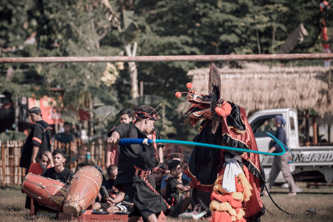 Pentas Kesenian Jaran Thek di iringi suara instrumen Musik Reog khas Ponorogo dan di sertai suara pecut dari sang pawang . pawang mengontrol pergerakan Barongan Jaran Thek dengan pecut.