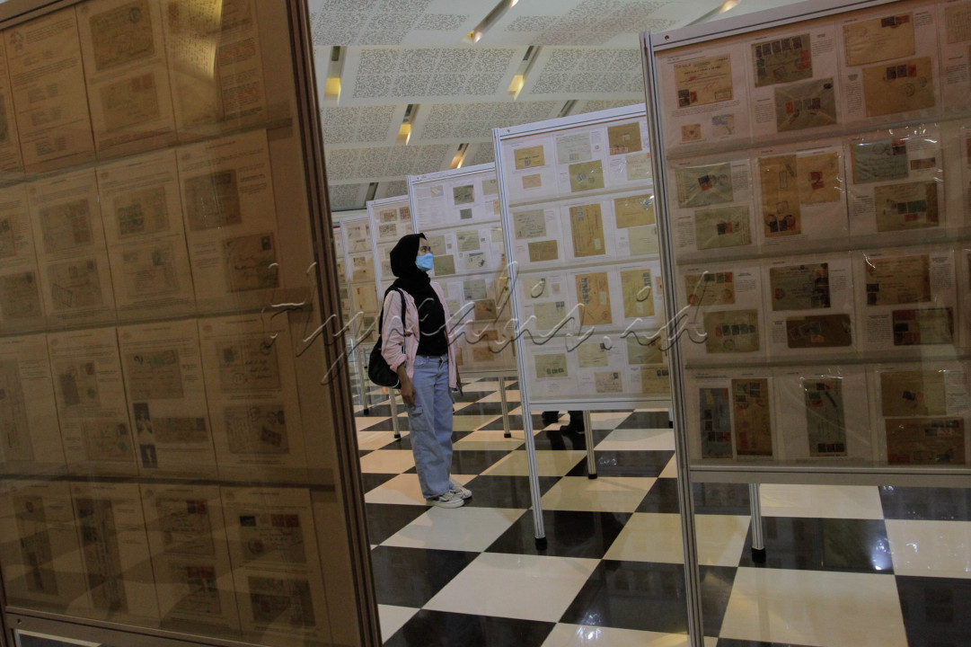 Pengunjung melihat koleksi filateli di pameran Filateli Tingkat Dunia (World Stamp Championship - Indonesia 2022) di JIExpo Kemayoran, Jakarta.