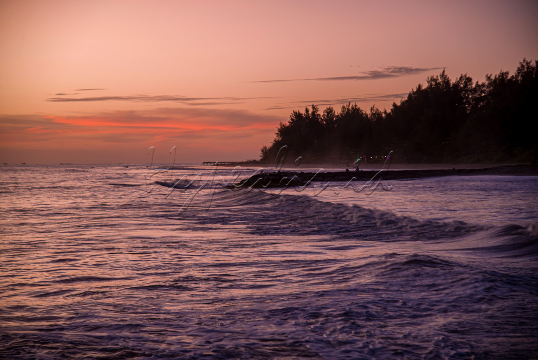 Keindahan senja di pantai pariaman, sumatra barat