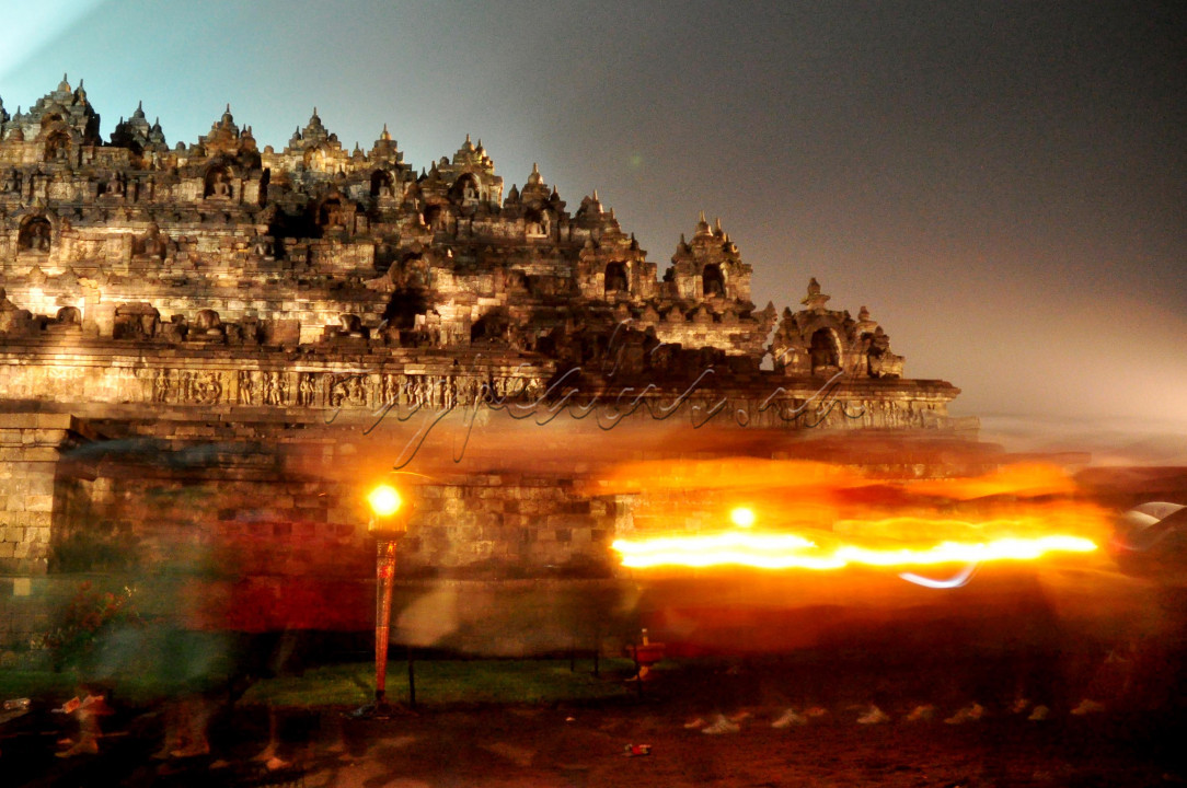 Bhiku yang datang dari sejumlah negara berjalan memutari Candi Borobudur. Mereka melakukan ritual pradaksina, yakni memutari candi sebanyak tiga kali searah jarum jam. Ritual ini dilakukan usai detik-detik Waisak. <br />
<br />
Adapun ratusan umat Buddha berjalan di belakang bikhu untuk mengikuti pradaksina beriring lagu Buddhist berjudul Buddhang Saranang Gacchami. Pradaksina ditutup dengan meletakkan bunga teratai dari kertas di pinggir candi.<br />
<br />
Ritual pradaksina dilakukan untuk mengelilingi relief-relief dan stupa candi yang punya arti kebajikan yang tinggi. Khususnya di bulan suci Waisak, apa yang umat lakukan satu kali mendapatkan kebijaksanaan berlipat kali. <br />
