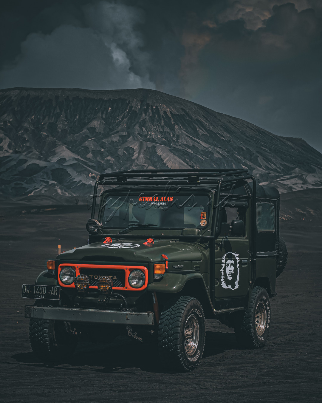 Sudah tak heran lagi jika kawasan Taman Nasional Bromo Tengger Semeru termasuk tujuan wisata favorit jika kalian berkunjung ke daerah jawa timur. Kawasan ini menawarkan pemandangan sunset di pegunungan pada pagi hari tanpa harus bersusah payah mendaki gunung, karena kawasan ini mampu dijangkau oleh kendaraan bermotor. Termasuk Jeep ini yang sudah beberapa tahun melayani para wisatawan berkeliling menikmati keindahan kawasan Bromo. 