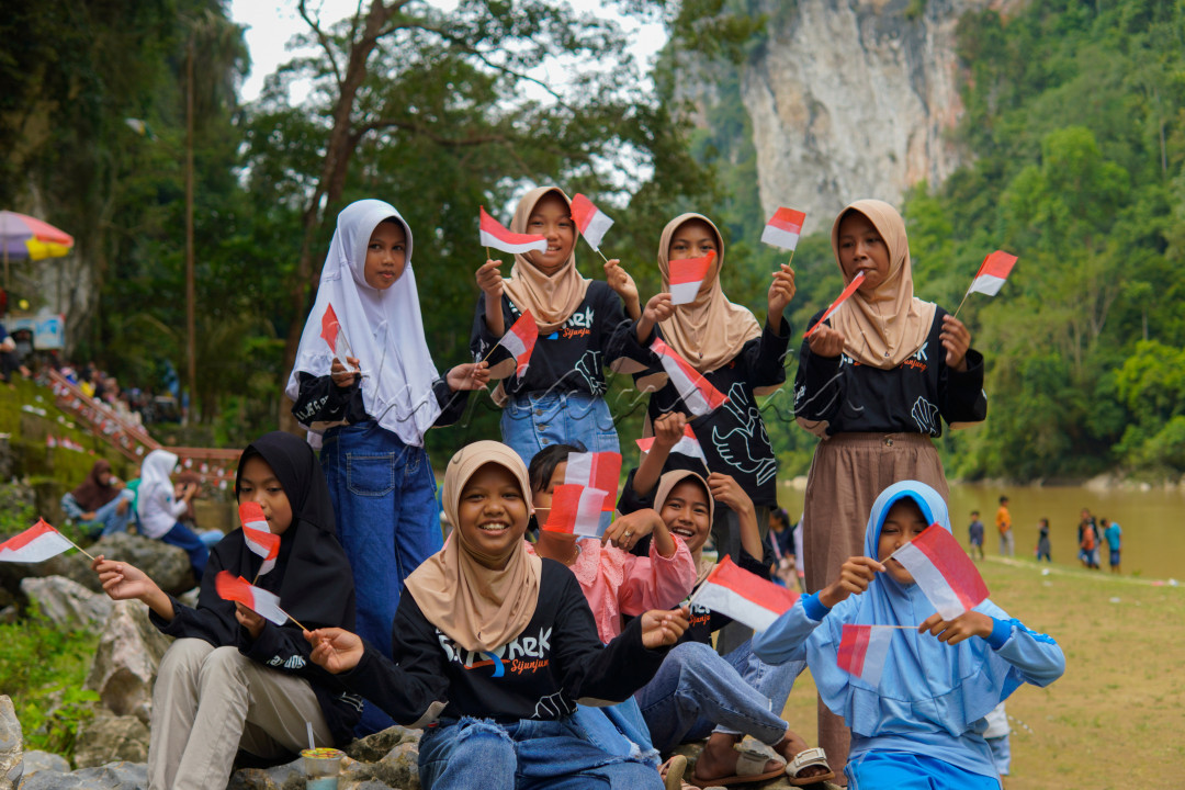 Anak-anak kecil Indonesia berada dari sabang sampai merauke yang selalu semangat dan antusias ketika hari kemerdekaan Indonesia tiba.