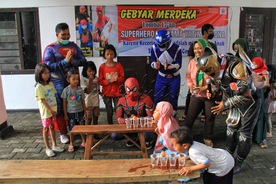 Para pemuda relawan asal sukoharjo mengenakan kostum superhero mengadakan lomba 17 Agustus, mereka mengundang beberapa anak yatim yang terkena dampak covid19 untuk bersama sama mengikuti kemeriahan lomba 17 Agustus. 
