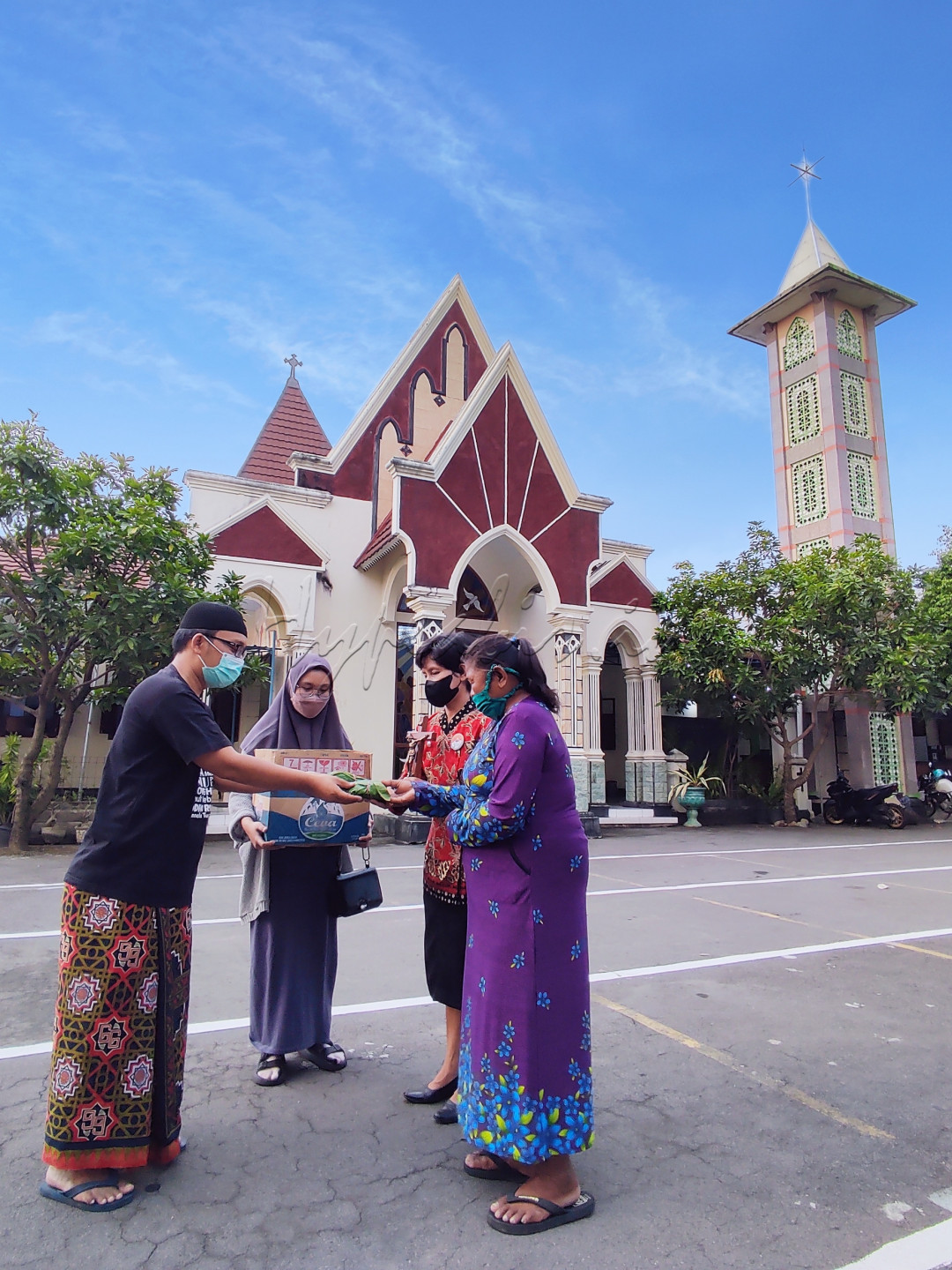 Merdeka adalah mampu menjaga nilai toleransi terhadap pemeluk agama lain. <br />
pemuda muslim sedang membagikan nasi berkat khas wonogiri kepada umat Kristiani yang telah selesai melaksanakan ibadah suci. 