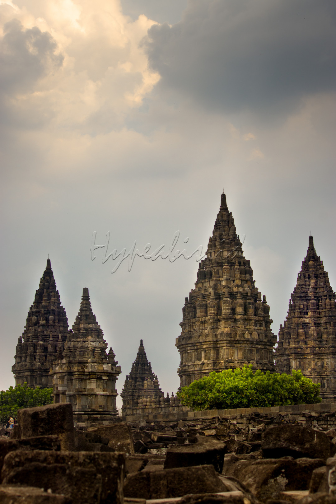 Indonesia menurut saya penuh akan peninggalan sejarah, salah satunya adalah Candi Roro Jonggrang atau yang lebih di kenal Candi Prambanan. Candi prambanan yang terletak di Bokoharjo, Prambanan, kabupaten Sleman, Daerah Istimewa Yogyakarta telah di tetapkan sebagai situs warisan dunia oleh UNESCO sebagai Candi hindu terbesar di Indonesia dan sekaligus salah satu candi terindah di Asia tenggara.