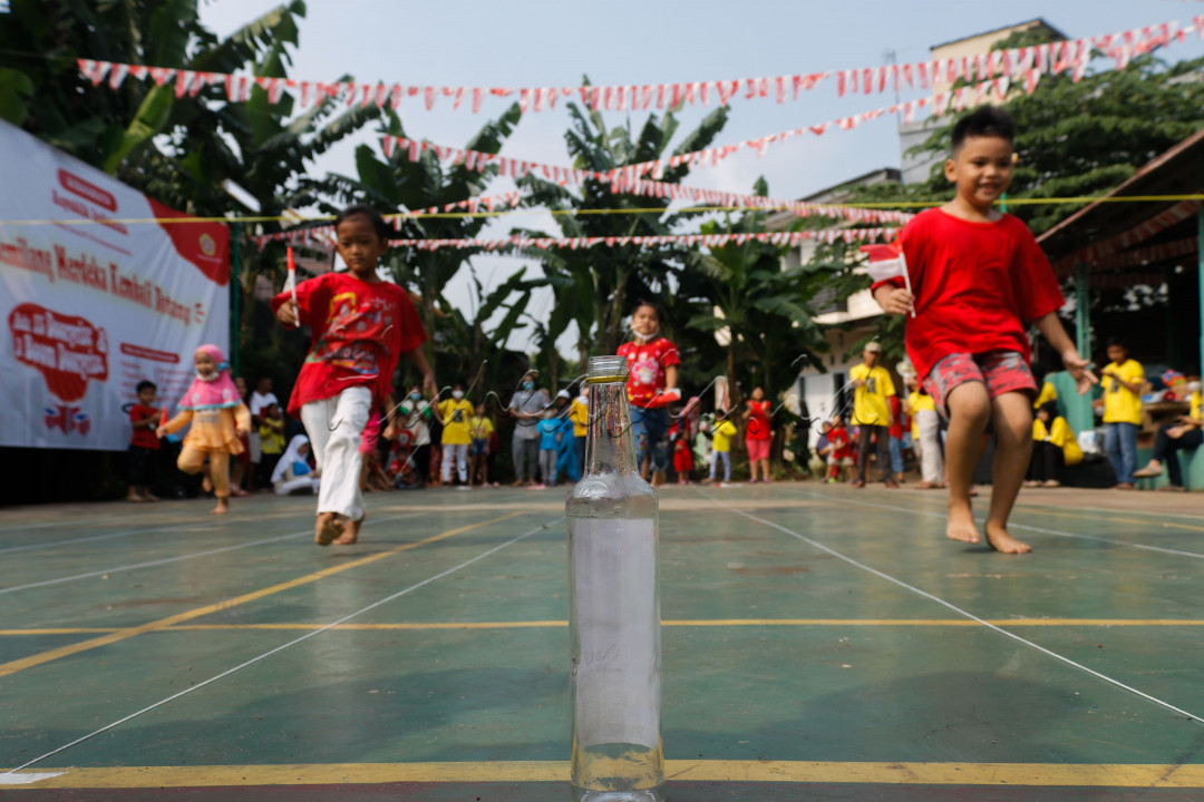 Lomba memasukkan bendera ke dalam botol adalah perlombaan yang sering diadakan di setiap wilayah untuk lomba 17 Agustus-an. Siapa yang paling cepat mengumpulkan bendera sebanyak-banyaknya sampai habis dari tempat <em>Start,</em> itulah pemenangnya. Biasanya, lomba ini dikhususkan untuk anak-anak balita dan TK. Ekspresi anak-anak di dalam foto ini terlihat sangat gembira dan menikmati perlombaan yang mereka lakukan. 17 Agustus-an yang ke-77 ini sangat ramai! 