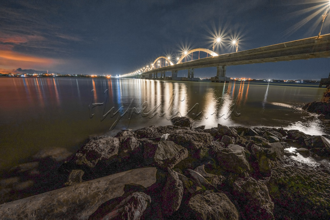 Indonesia memiliki jembatan jembatan yang indah, salah satunya Jembatan Dompak yang berlokasi di Bintan, Kepulauan Riau.<br />
<br />
Foto menggunakan kamera Nikon Z7II dengan Lensa 14-30mm f4.0<br />
Lokasi: Jembatan Dompak<br />
Pengambilan Foto 29 Juni 2022