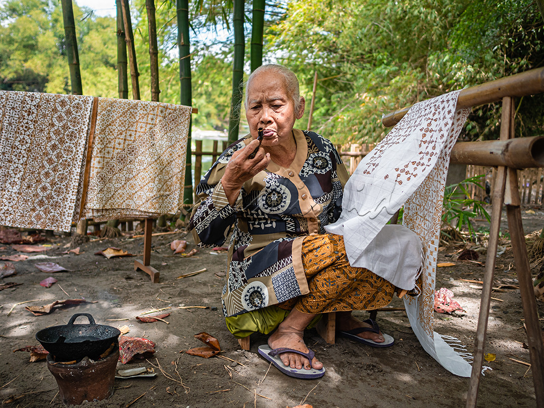 Indonesia memiliki beragam pesona, salah satunya batik. Batik telah menjadi warisan budaya yang telah dikenal luas, karena cara pembuatannya yang unik dan memiliki beragam motif sesuai dengan daerah yang ada di Indonesia.