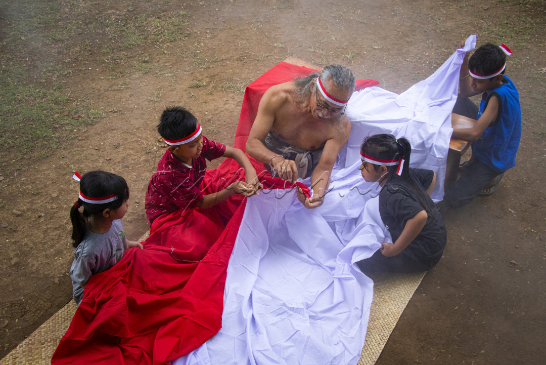 Sang Saka Merah Putih, Merah Putih, atau kadang disebut Sang Dwiwarna (dua warna). <br />
Serang Kakek memperkenalkan Sejarah Bangsa Indonesia dan Bendera Merah Putih kepada anak-anak sejak usia dini.<br />
Dari zaman kerajaan, penjajahan hingga Negara Indonesia bisa merdeka dari semuannya sampai saat ini.