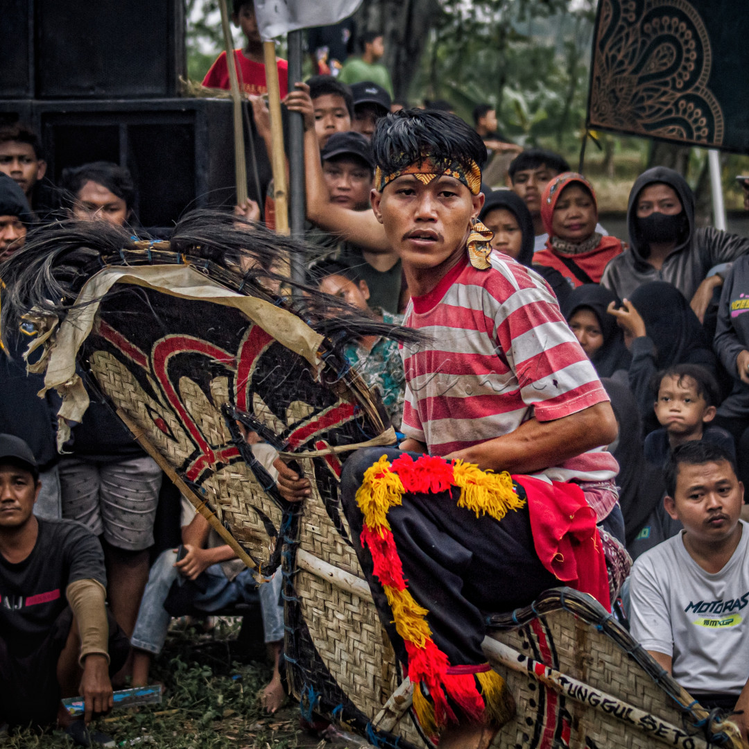 Jathilan<br />
<br />
Jathilan adalah salah satu kebudayaan Indoensia khususnya Jawa Tengah. Tradisi yang sudah ada bertahun-tahun ini terus dipelihara oleh penduduk setempat.