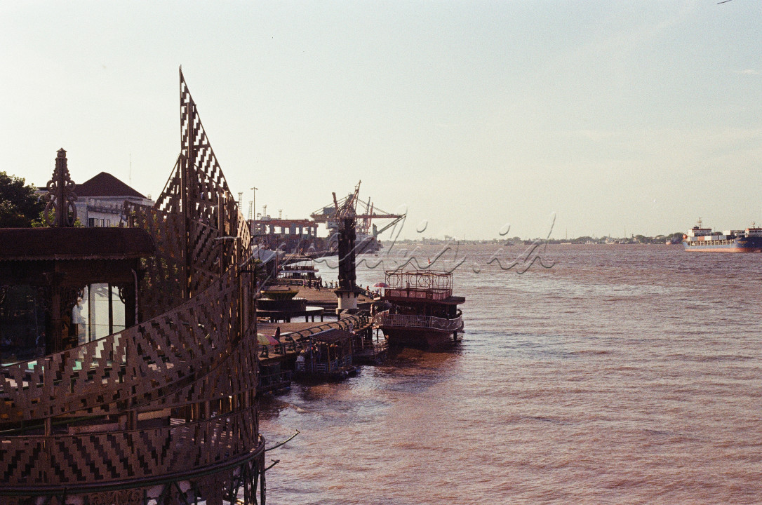 Sungai Kapuas atau sungai Kapuas Buhang atau sungai Batang Lawai (Laue) merupakan sungai yang berada di Kalimantan Barat. Sungai ini merupakan sungai terpanjang di pulau Kalimantan dan sekaligus menjadi sungai terpanjang di Indonesia dengan panjang mencapai 1.143 km.<br />
Nama sungai Kapuas diambil dari nama daerah Kapuas (sekarang Kapuas Hulu) sehingga nama sungai yang mengalir dari Kapuas Hulu hingga muaranya disebut sungai Kapuas, namun Kesultanan Banjar menyebutnya Batang Lawai yang mengacu pada nama daerah Lawie atau Lawai (sekarang Kabupaten Melawi) sehingga nama sungai yang mengalir dari Kabupaten Melawi hingga muaranya di sekitar kota Pontianak disebut Sungai/Batang Lawai.<br />
