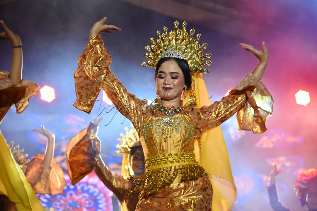 Memasuki era 5.0 indonesia yang terkenal akan keanekaragaman budayanya harus ikut menyeimbangkan kondisi ini agar tetap terjaga keberadaannya. Oleh karena itu, peran aktif dan inovatif kaula muda sangat dibutuhkan oleh berbagai aspek kehidupan bangsa. Baik demi memajukan sektor teknologi, ekonomi dan juga budaya yang kini hampir dilupakan banyak orang.
<div>Penari di atas menjadi bukti, peran aktif dan inovatif kaula muda di era 5.0. Memperkenalkan budaya kepada khalayak ramai melalui peran aktifnya dalam menyemarakkan festival budaya 2022 dengan harapan budaya juga harus berkembang seimbang layaknya teknologi yang kini terus berkembang pesat.</div>