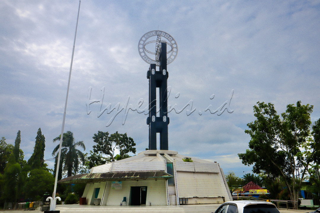 <br />
Tugu Khatulistiwa dibuat pada masa pemerintahan Hindia Belanda sebagai penanda titik nol derajat garis khatulistiwa. Pada tahun 1928, tugu equator mulai dibangun dengan bentuk sederhana, yaitu berupa tonggak (lebih dikenal dengan patok) dengan tanda panah di atasnya.<br />
Selain itu, terdapat keterangan simbol berupa anak panah menunjukan arah utara-selatan (lintang 0' derajat). Keterangan simbol berupa flat lingkaran yang bertuliskan evenaar (bahasa Belanda) yang artinya khatulistiwa, menunjukkan belahan garis khatulistiwa atau batas utara dan selatan.<br />
<br />
